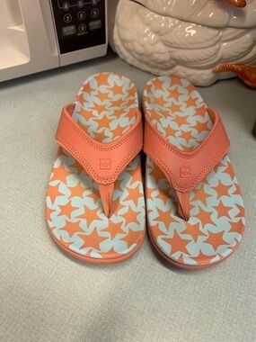 Spenco Women’s Coral Star-Print Thong Sandals